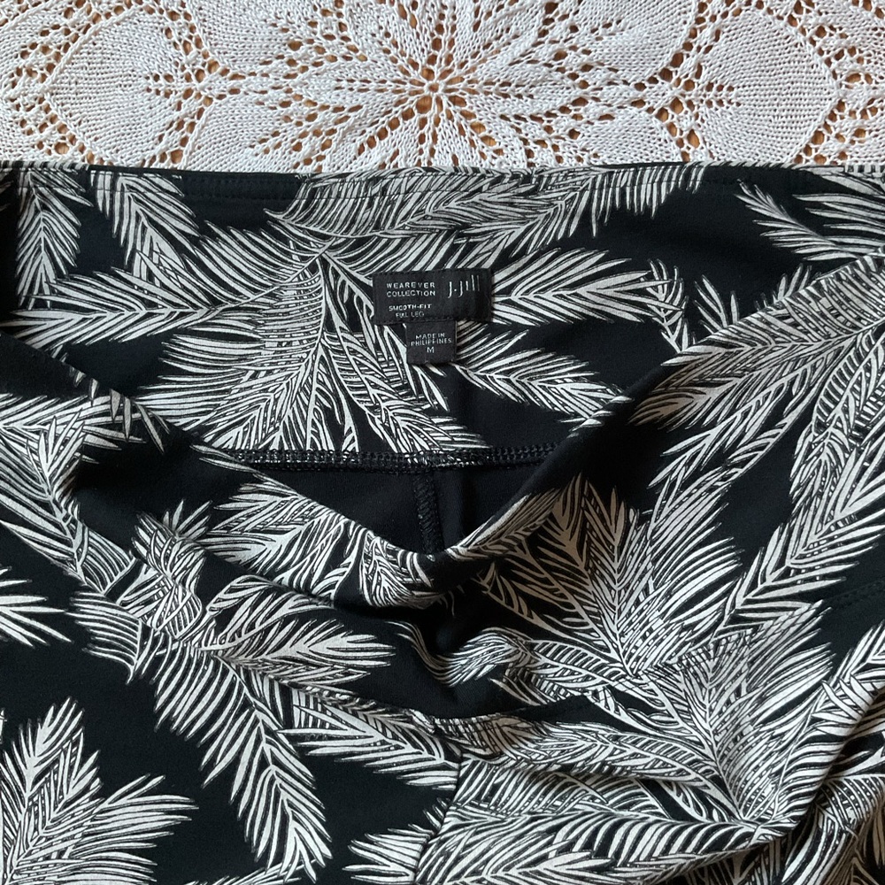 J.Jill Wearever pant ⭐️ palm tree print ⭐️ M ⭐️ black and white ⭐️